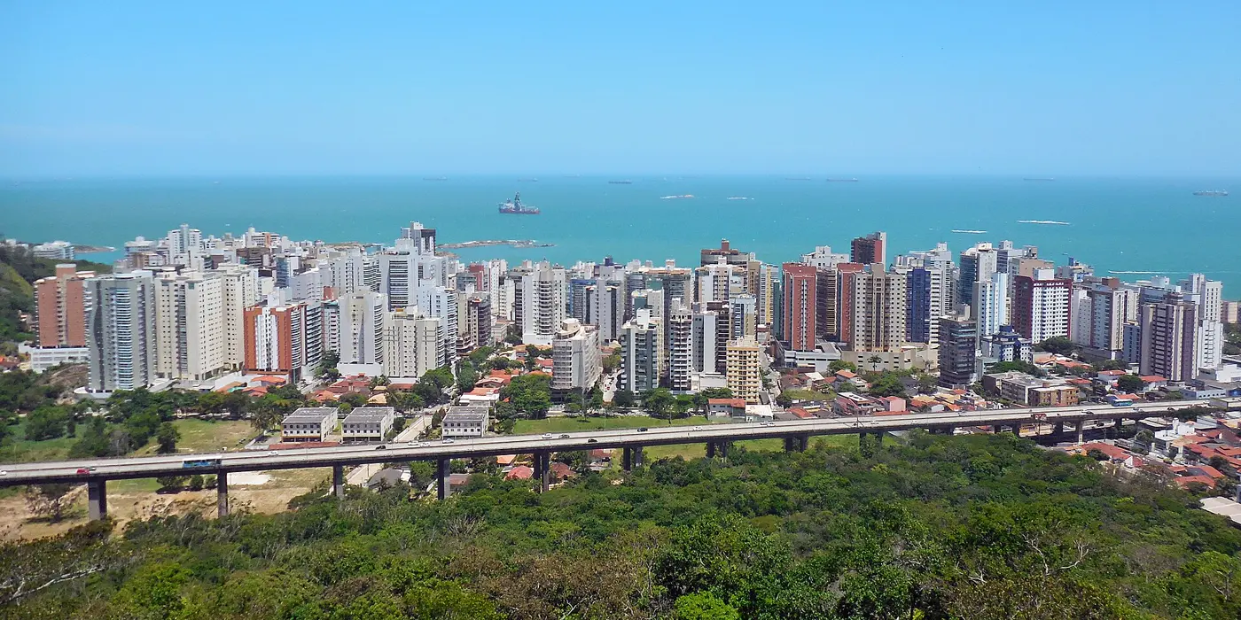 Vista do bairro Praia da Costa, em Vila Velha, a partir do Convento da Penha